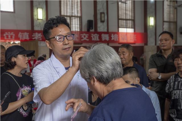 图片3.JPG 中医公益进社区 零距离温暖人心