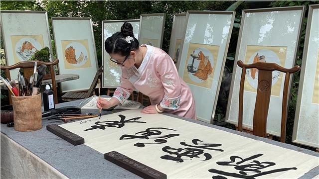 《吉祥罗汉  次第花开》情景团扇画展亮相舟山