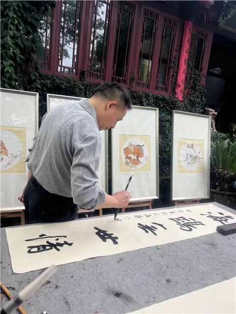 《吉祥罗汉  次第花开》情景团扇画展亮相舟山