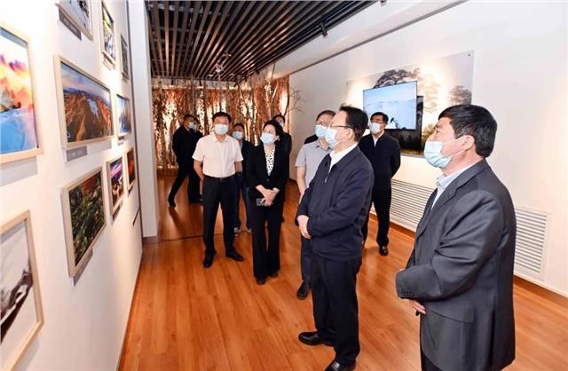 吉林省委书记景俊海参观“书载史 物为证——吉林长白山文化展”