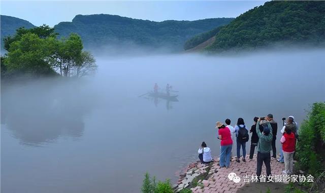 吉林省女摄影家协会在沿江村挂牌