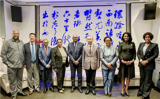6.JPG 龙宇翔与联合国教科文组织助理总干事弗明·麦道柯亲切会见