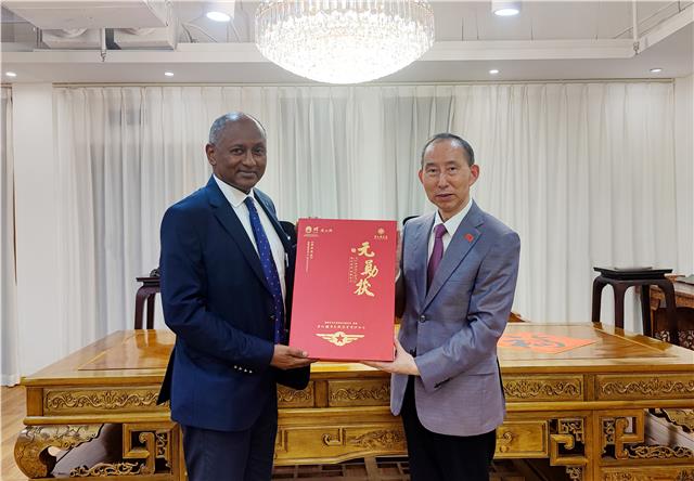 2.JPG 龙宇翔与联合国教科文组织助理总干事弗明·麦道柯亲切会见