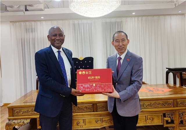 5.JPG 龙宇翔与联合国教科文组织助理总干事弗明·麦道柯亲切会见