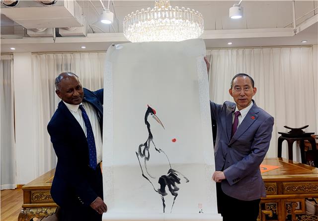 3.JPG 龙宇翔与联合国教科文组织助理总干事弗明·麦道柯亲切会见