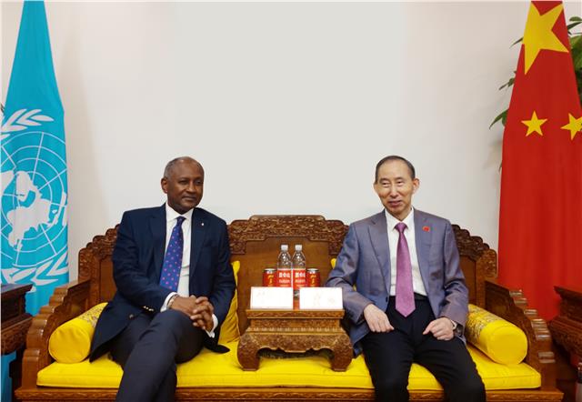 1.JPG 龙宇翔与联合国教科文组织助理总干事弗明·麦道柯亲切会见