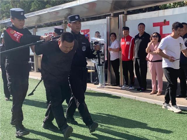 帅！民警进校园，用“预防•普法•演练”维护校园安全！