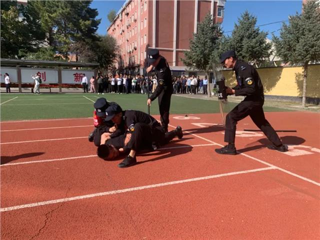 帅！民警进校园，用“预防•普法•演练”维护校园安全！