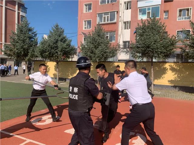 帅！民警进校园，用“预防•普法•演练”维护校园安全！