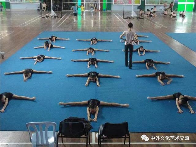 书香伴随节日喜庆飘到马来西亚舞动舞蹈学院