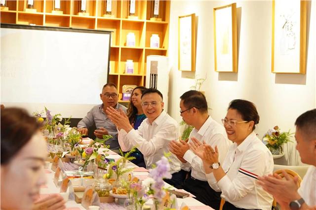 金秋满月映湘江、全球聚智话发展一一经济、科技、文化界共话“长沙创建全球研发中心城市”座谈会在湘江新区后湖艺术空间举行