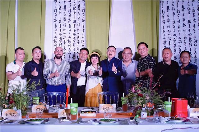 金秋满月映湘江、全球聚智话发展一一经济、科技、文化界共话“长沙创建全球研发中心城市”座谈会在湘江新区后湖艺术空间举行
