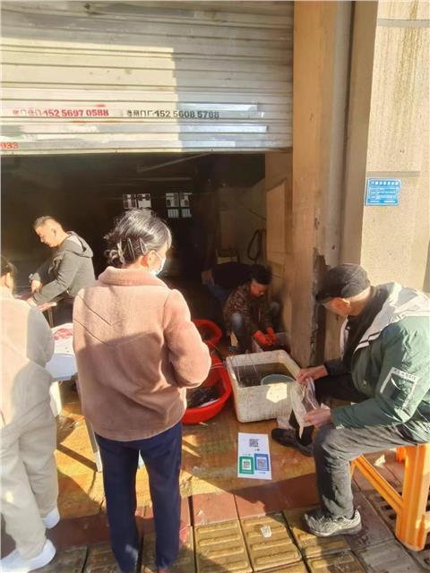 帮流动摊贩“安家” 显城市管理“温情”
