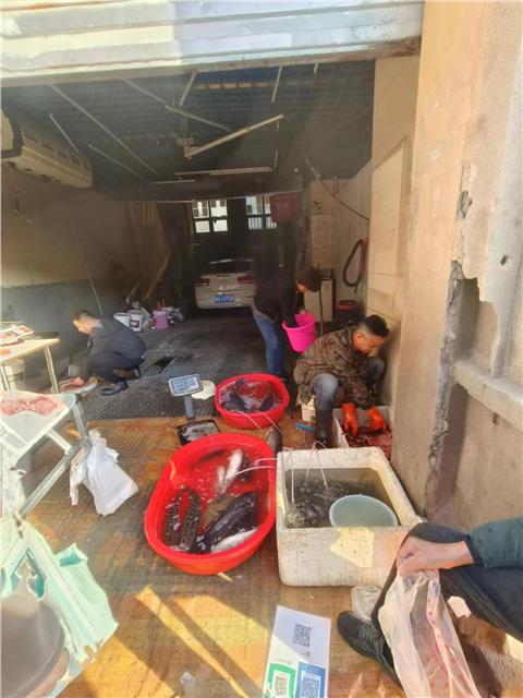 帮流动摊贩“安家” 显城市管理“温情”