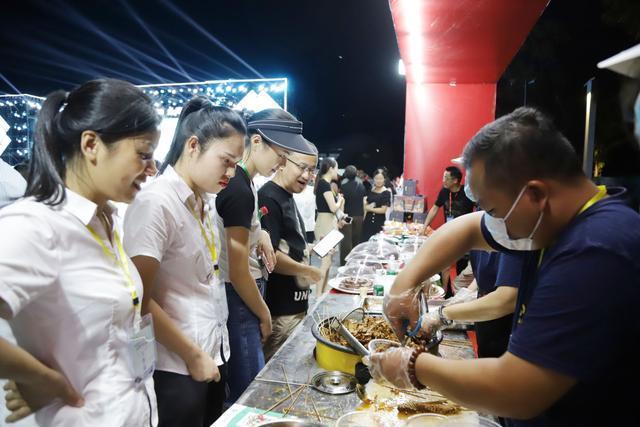 武冈首届旅游发展大会暨第二届云山·百威啤酒卤菜节开幕，中国国际新闻杂志社音乐传播院副院长、歌手黄紫沁受邀参加