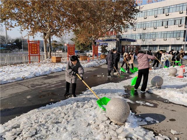 安阳工学院开展清雪除冰志愿服务