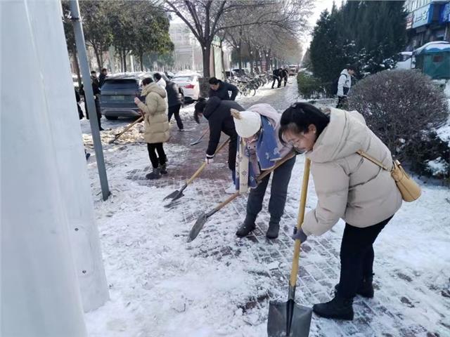 安阳工学院开展清雪除冰志愿服务