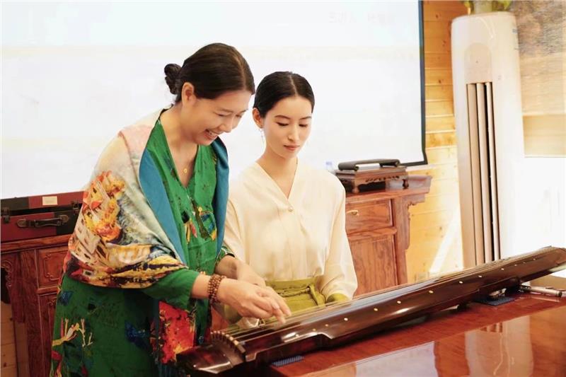 琴箫合奏《归来》：一场心灵归宿的中秋之旅——记“月是故乡明，心香沁中外”全球直播中秋晚会古琴演奏家冷冰