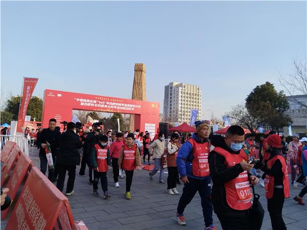 合肥千名市民新年登高，以运动之名，向 2025 出发