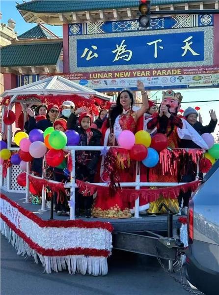 中国国际新闻杂志社音乐传播院副院长张羽琪在芝加哥举办2025年中国城新春花车文化活动