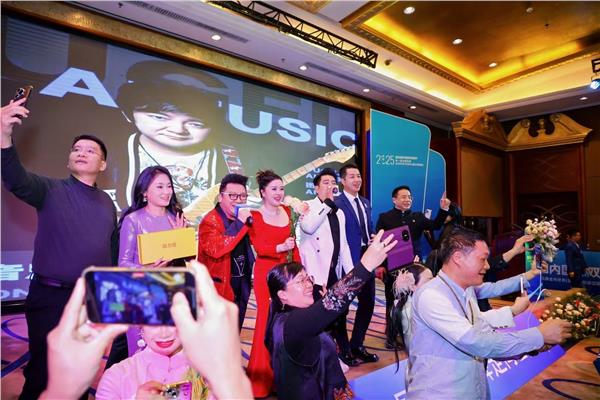 德国前总统克里斯蒂安.武尔夫在深圳出席可佳会客厅并推动助力2025年全球中小企业联盟发展