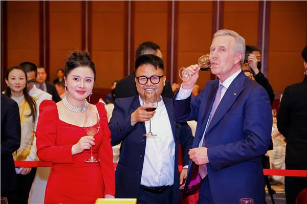 德国前总统克里斯蒂安.武尔夫在深圳出席可佳会客厅并推动助力2025年全球中小企业联盟发展