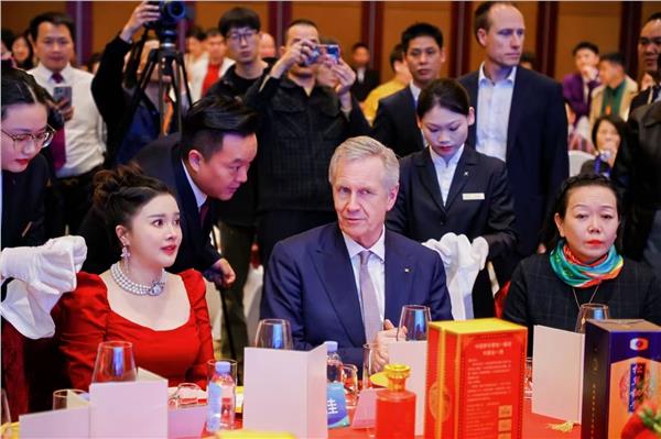 德国前总统克里斯蒂安.武尔夫在深圳出席可佳会客厅并推动助力2025年全球中小企业联盟发展