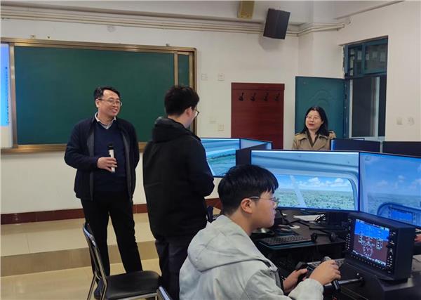 安阳工学院校长沈记全深入一线调研公共选修课程