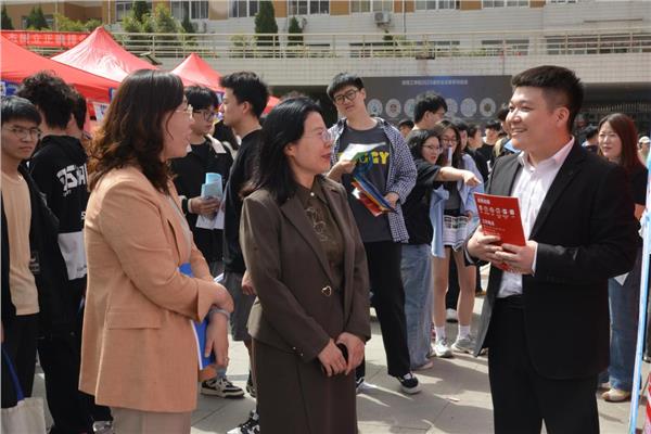 安阳工学院举办2025届毕业生春季大型双选会