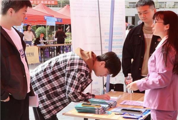 安阳工学院举办2025届毕业生春季大型双选会