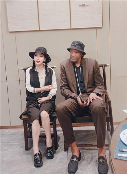 中国国际新闻杂志社副社长、爱国港星张羽希将与前NBA传奇中锋卡洛斯·罗杰斯强强联手，助力体育发展