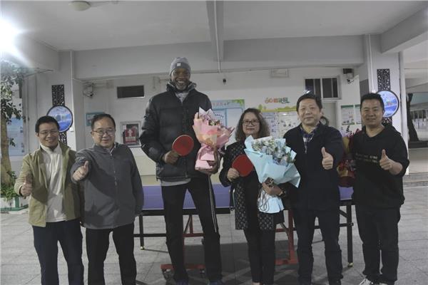 中国国际新闻杂志社副社长、爱国港星张羽希将与前NBA传奇中锋卡洛斯·罗杰斯强强联手，助力体育发展