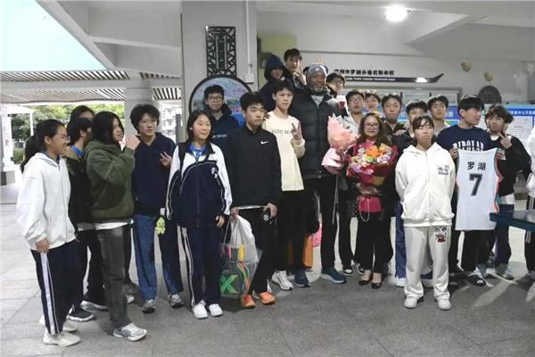 中国国际新闻杂志社副社长、爱国港星张羽希将与前NBA传奇中锋卡洛斯·罗杰斯强强联手，助力体育发展