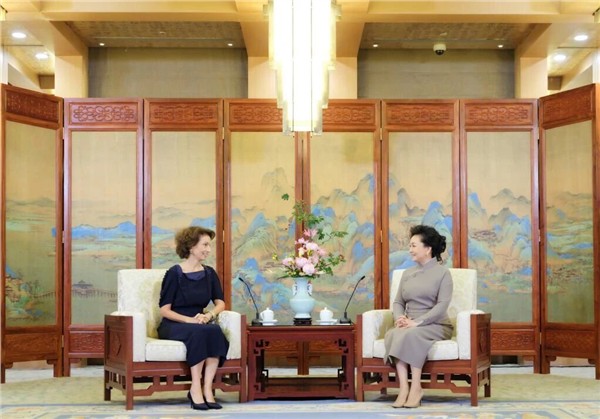 彭丽媛出席2025年联合国教科文组织女童和妇女教育奖颁奖仪式暨奖项设立十周年庆祝活动