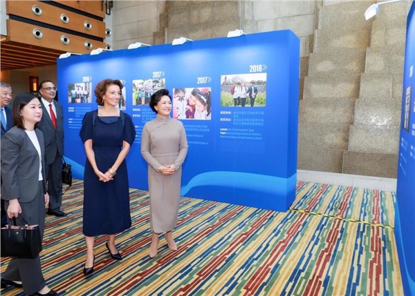 彭丽媛出席2025年联合国教科文组织女童和妇女教育奖颁奖仪式暨奖项设立十周年庆祝活动