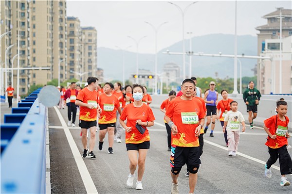 _IBK_2.JPG 千名跑者共聚东至,共绘乡村振兴活力画卷——2025“奔跑江淮”和美乡村健康跑(东至华龙洞站) 激情开跑