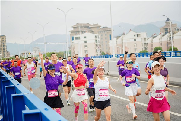 _IBK_3.JPG 千名跑者共聚东至,共绘乡村振兴活力画卷——2025“奔跑江淮”和美乡村健康跑(东至华龙洞站) 激情开跑