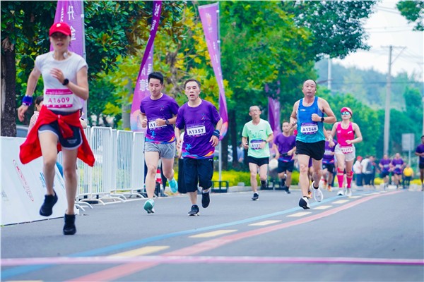 _IBK_4.JPG 千名跑者共聚东至,共绘乡村振兴活力画卷——2025“奔跑江淮”和美乡村健康跑(东至华龙洞站) 激情开跑