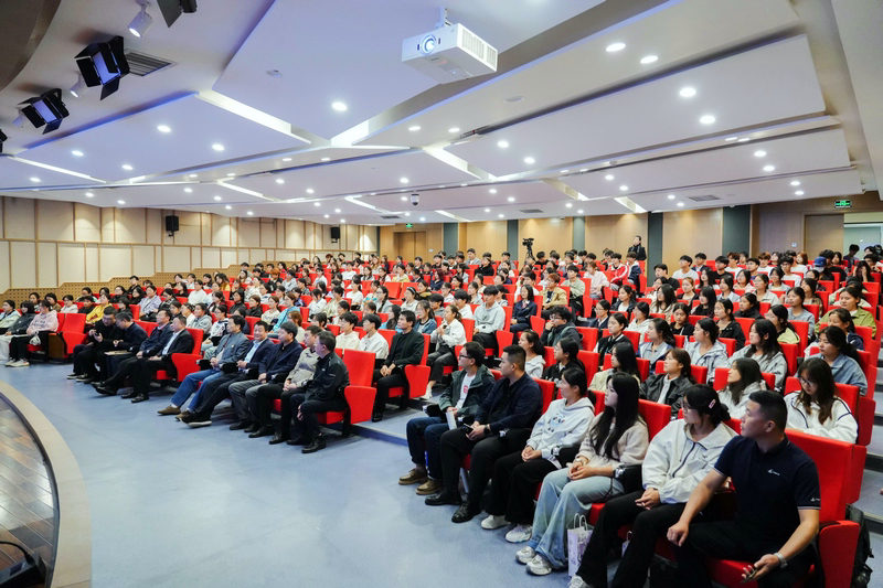 7.jpeg “探寻商道 筑梦未来”:首期企业家进大学校园联谊活动在郑州启动