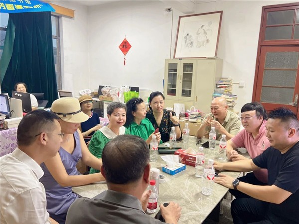 _IBK_2.JPG 华侨图书馆里海内外嘉宾欢聚一堂,共绘图书漂流新蓝图