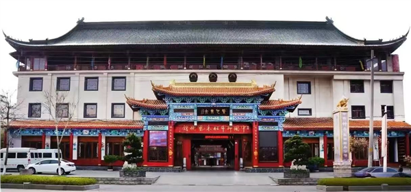 _IBK_图片4.png 全球(纽约)收藏家名誉会长、中国国际新闻杂志社专家委员会副主席、中国神牛集团总裁张书菡阐述红木文化艺术