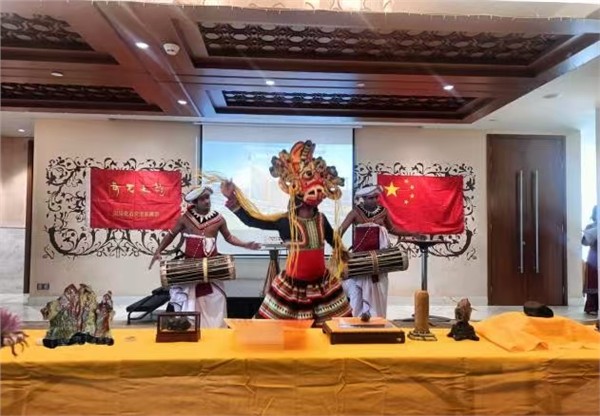 笔墨架桥——画家高文清随《舞动中国》赴斯交流获赞