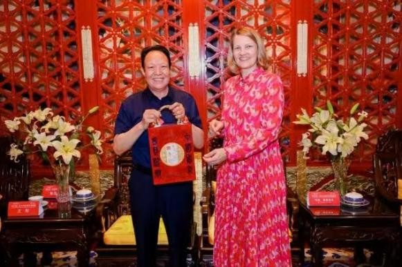 纪念毛主席诞辰132周年——推荐艺术家康新云