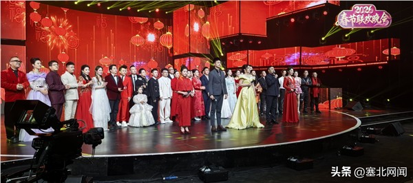 中国国际新闻杂志社音乐传播院副院长格格“为祖国放歌”春晚温情开唱《锡林郭勒大草原》引全场共鸣