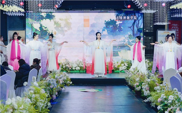 _IBK_3.jpg 中国国际新闻杂志社国际天缘禅舞艺术传播院携手安阳市企联举办“精忠报国”之“禅舞颂中华、再创新辉煌”迎新春晚会