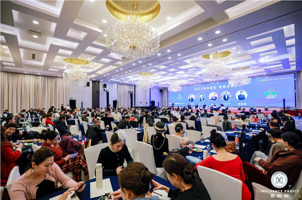 中国国际新闻杂志社书画院副院长、中国国际书法家协会副主席康新云受邀参加中国品牌影响力发展大会暨黑山共和国前总统菲利普·武亚诺维奇欢迎晚宴