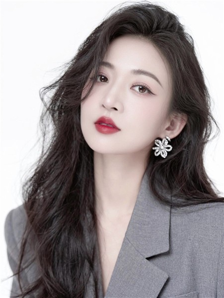 中国国际新闻杂志社音乐传播院执行院长、著名歌手娅琳2026年最新单曲《想你在深冬》在2月14日情人节全网上线