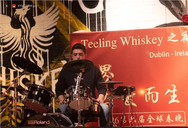第六届"世界因爱而生"全球春晚压轴大戏    Neon Catcher乐队嗨翻Teeling威士忌之夜