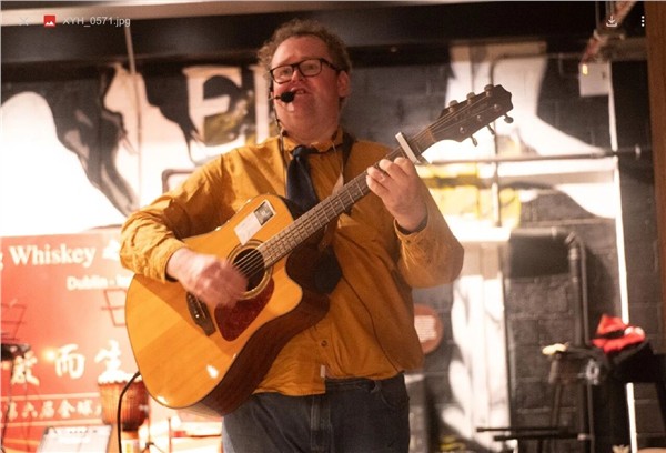 第六届“世界因爱而生”全球春晚执行制片人John Dwyer ——写歌弹唱治愈世界的人，正在等一个人陪他看月亮