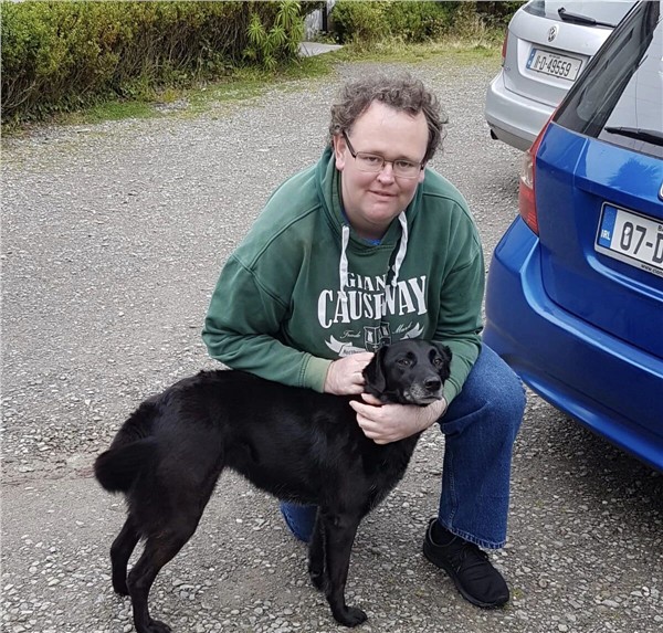 第六届“世界因爱而生”全球春晚执行制片人John Dwyer ——写歌弹唱治愈世界的人，正在等一个人陪他看月亮